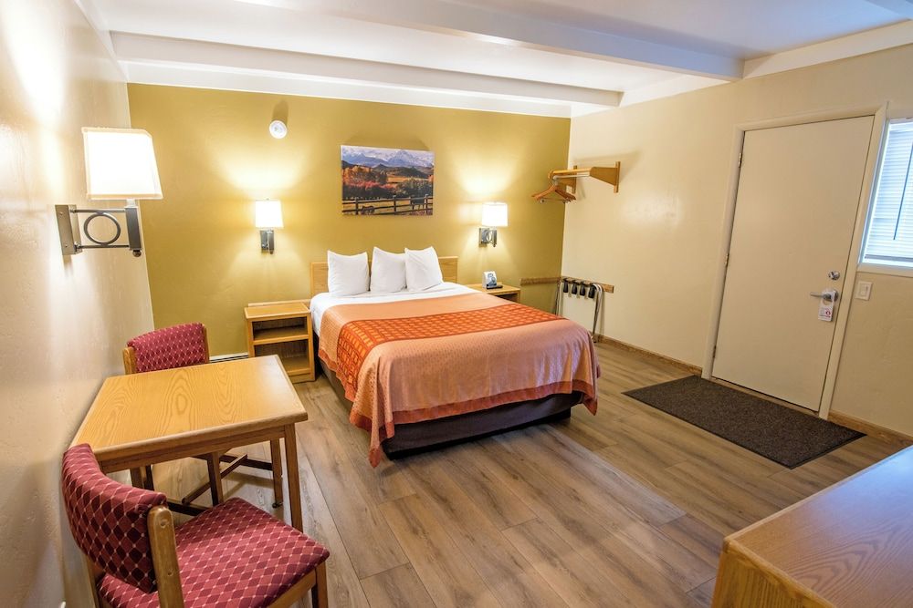 Glenwood Springs Cedar Lodge Standard Room, 1 Queen Bed 2