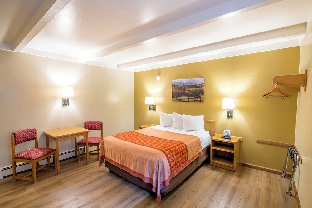 Glenwood Springs Cedar Lodge Standard Room, 1 Queen Bed 3