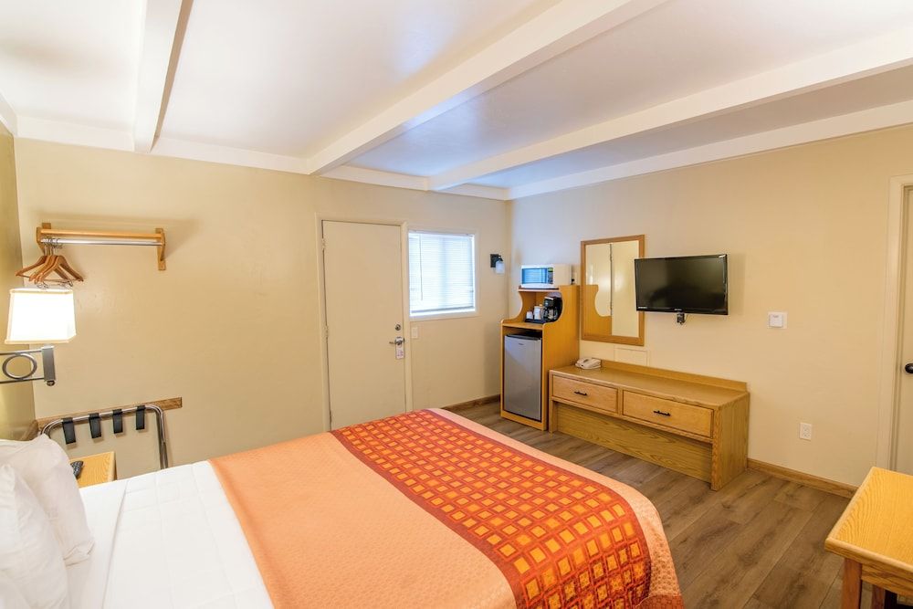 Glenwood Springs Cedar Lodge Standard Room, 1 Queen Bed 4