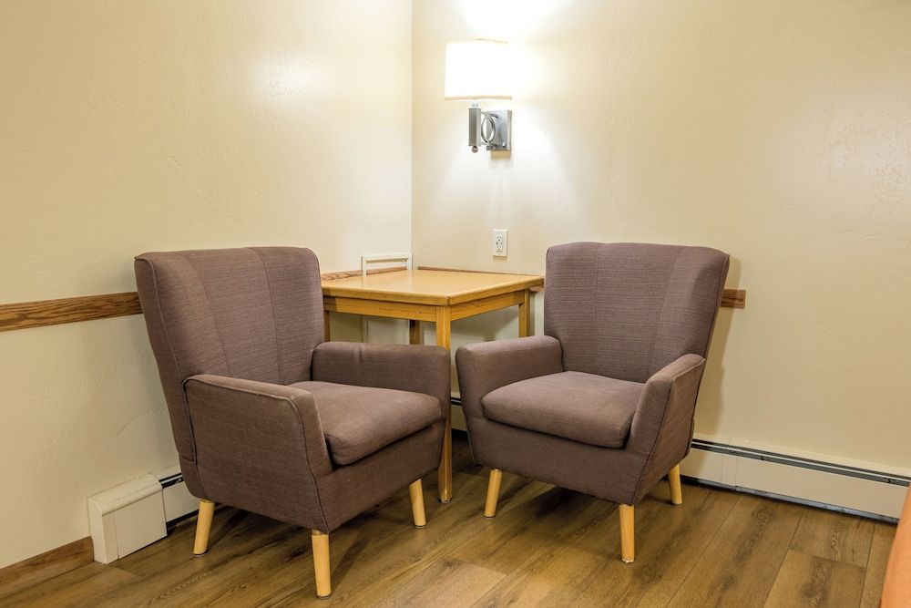 Glenwood Springs Cedar Lodge Family Suite, 2 Full and 1 Queen Bed 7