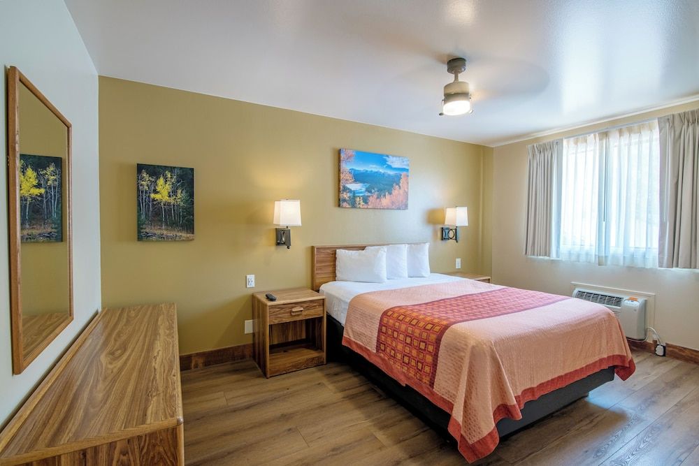 Glenwood Springs Cedar Lodge Kitchen Suite, 3 Queen Beds 3