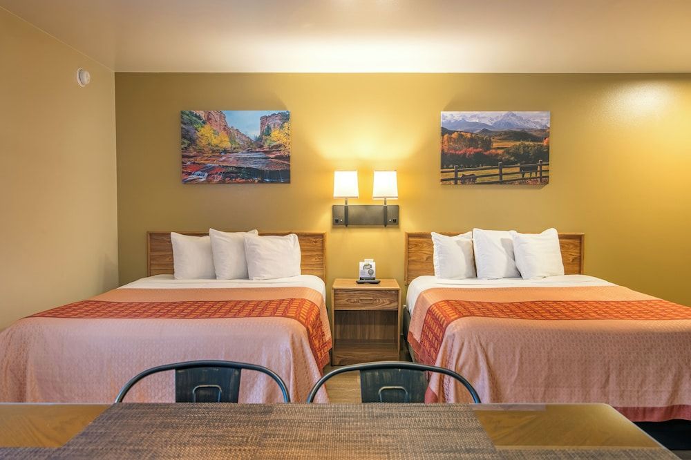 Glenwood Springs Cedar Lodge Kitchen Suite, 3 Queen Beds 2