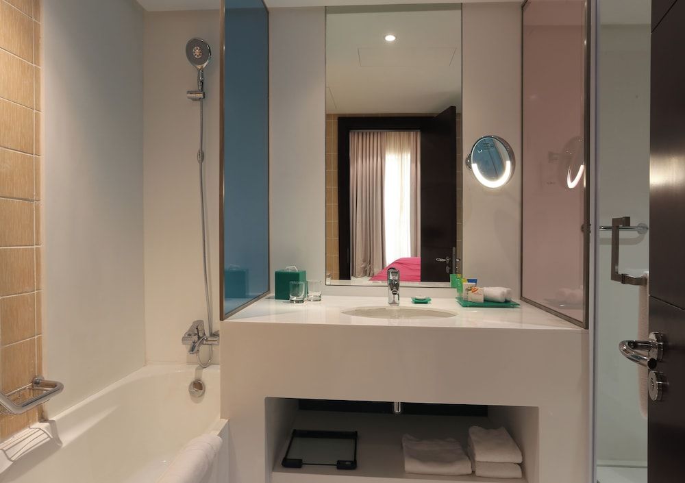 Ramada Hotel and Suites by Wyndham Dubai JBR Deluxe Room, 2 Twin Beds, City View 5