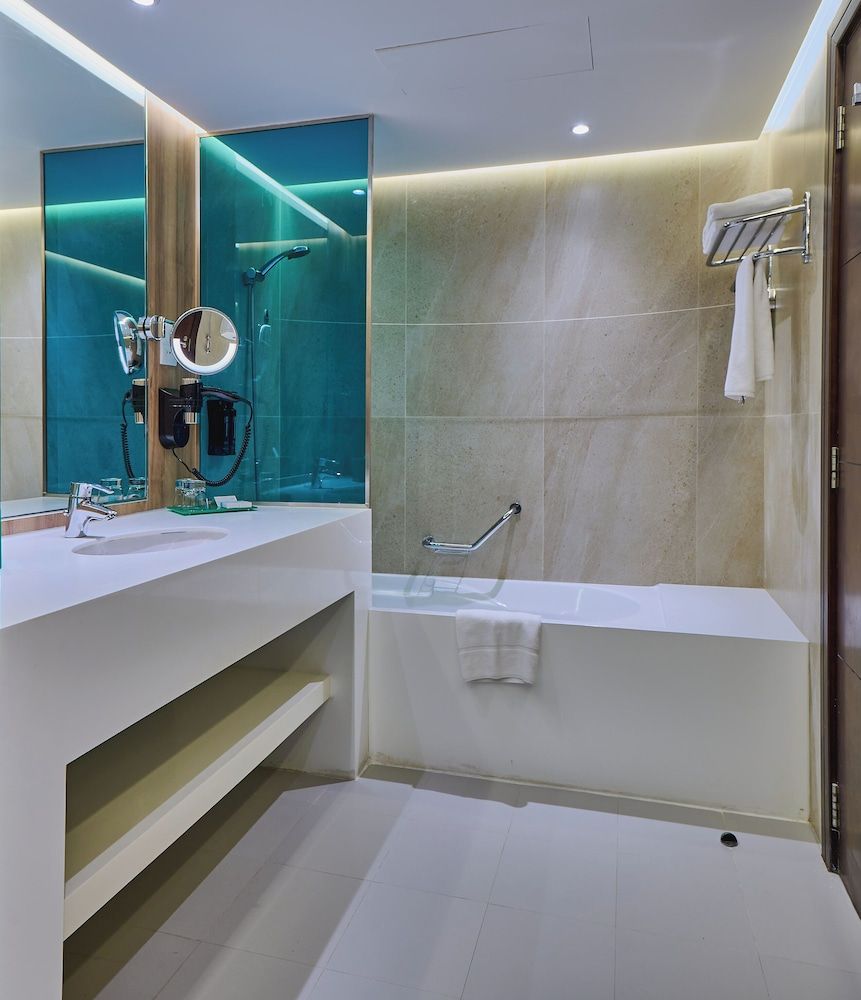 Ramada Hotel and Suites by Wyndham Dubai JBR Deluxe Room, 2 Twin Beds, City View 6