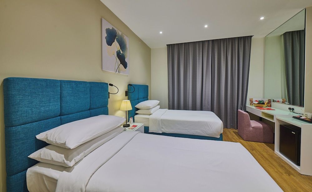 Ramada Hotel and Suites by Wyndham Dubai JBR Deluxe Room, 2 Twin Beds, City View 3