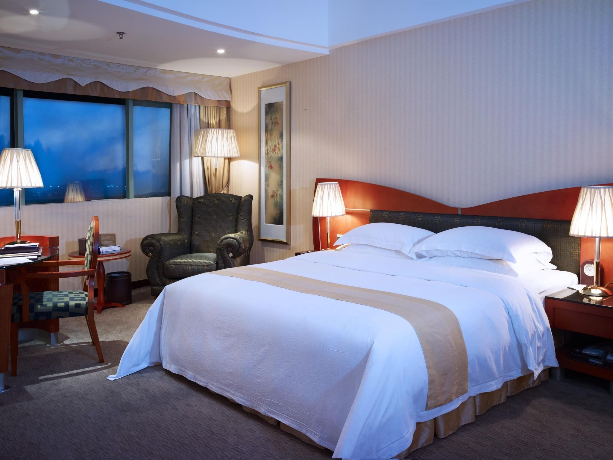 Deluxe Queen Room