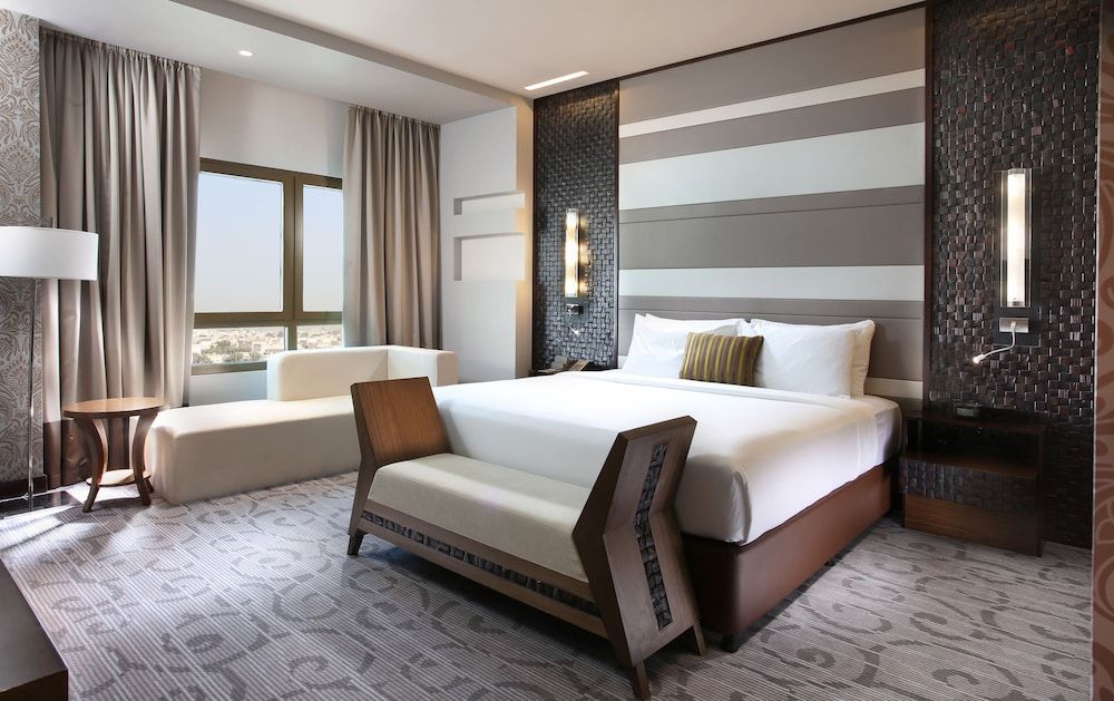 Metropolitan Hotel Dubai Deluxe Suite 2