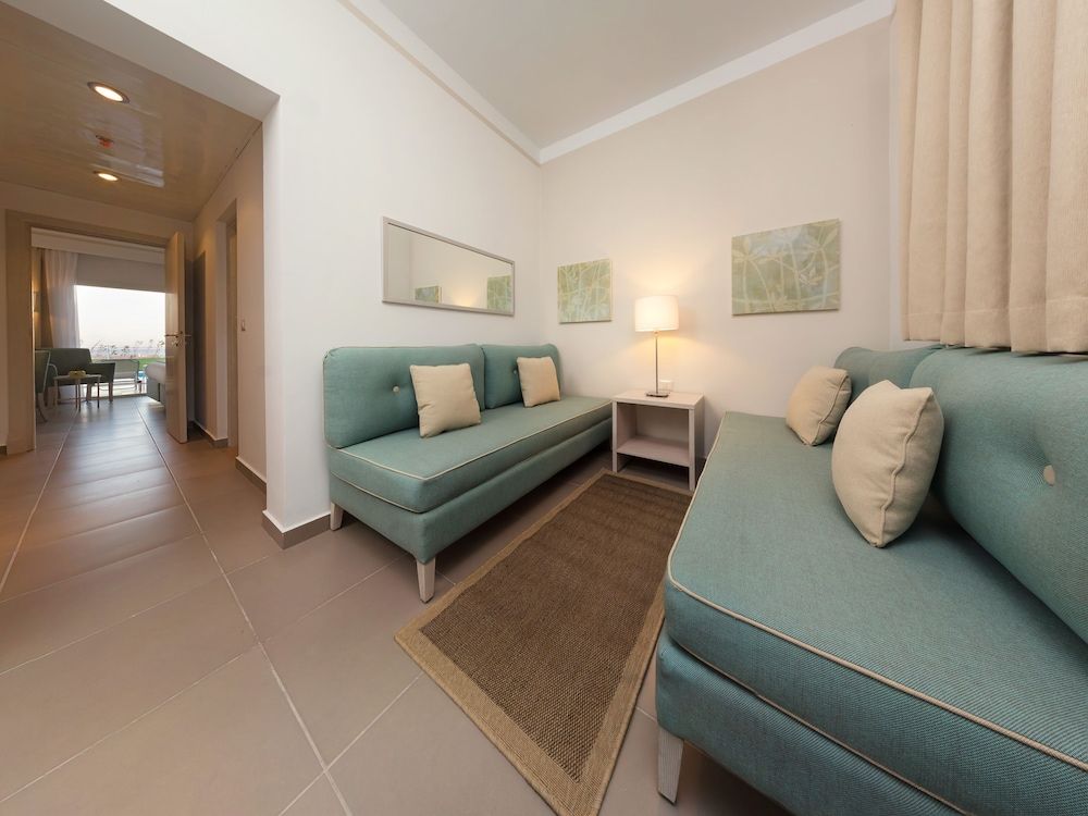 JAZ Aquaviva Family Room (Queen or Twin Pool View) 6