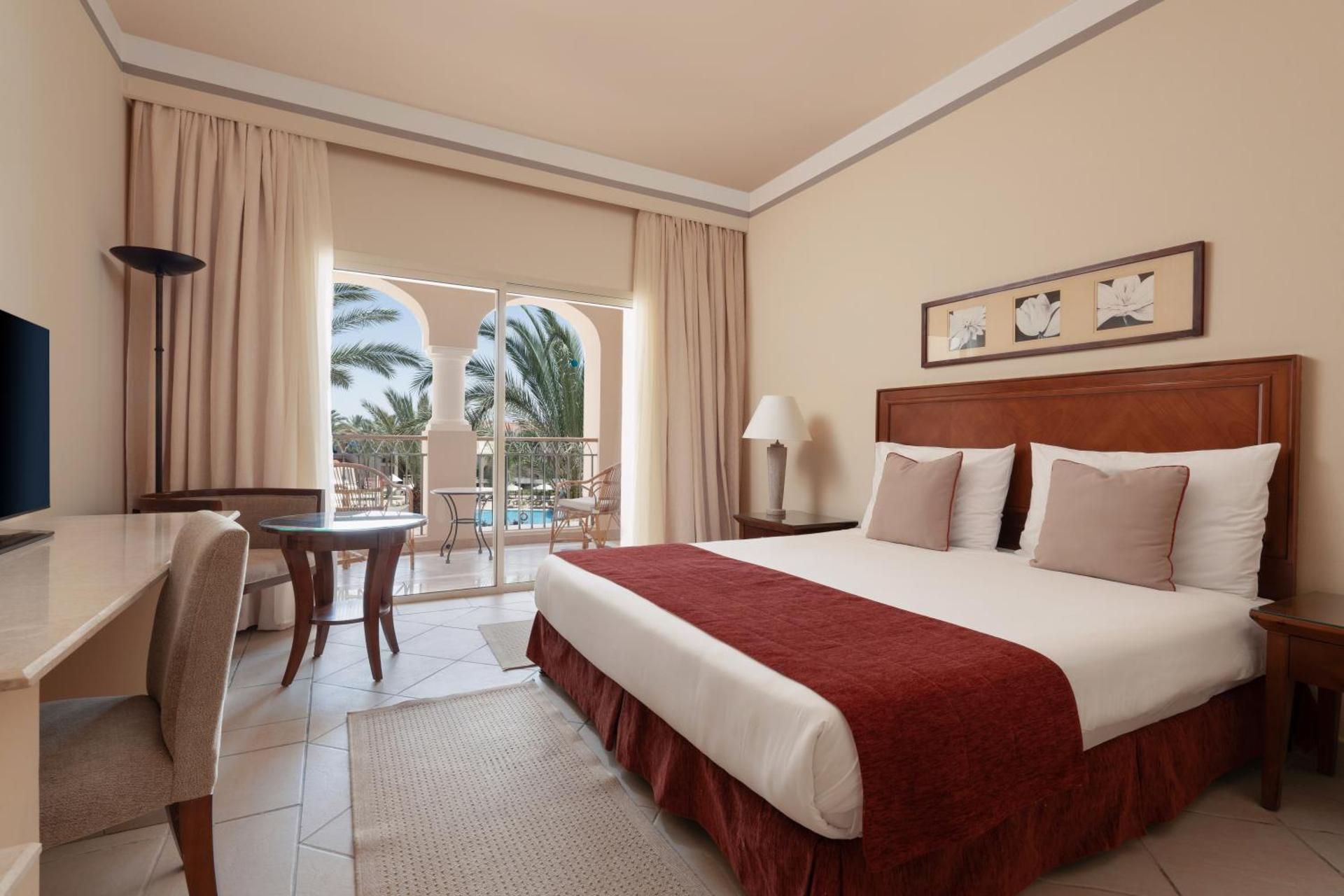 Family, Queen or Twin Bed, Pool View