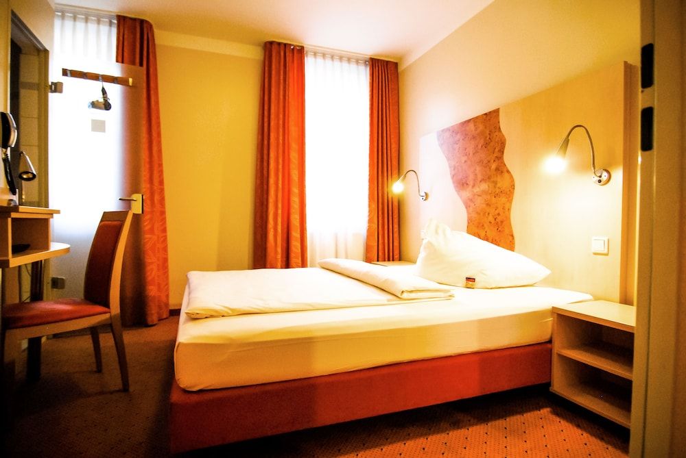 Comfort Single Room (Queen Bed)