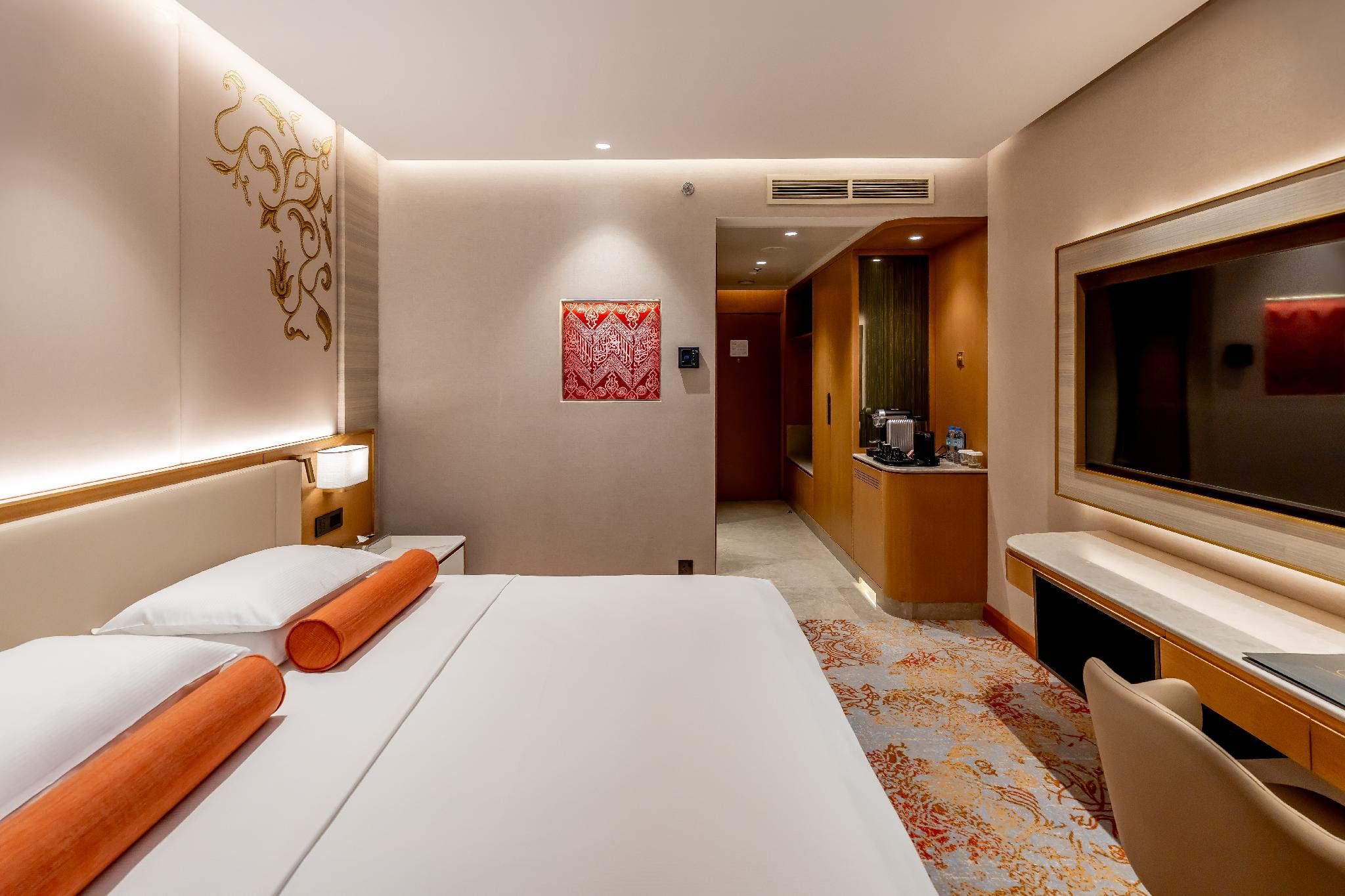 Premium King Club Room Partial Haram View - VIP Lounge Access