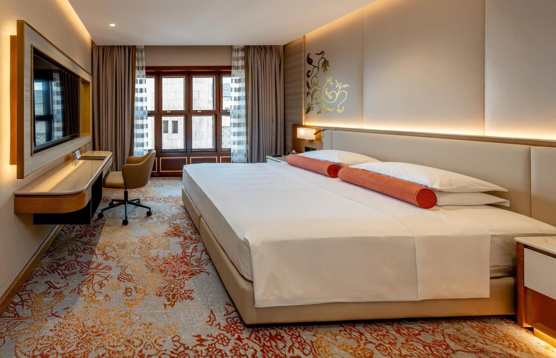 Superior King Room City View