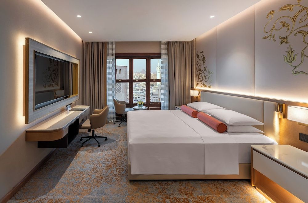Deluxe King Suite Partial Kaaba View with Living Room-VIP Lounge Access