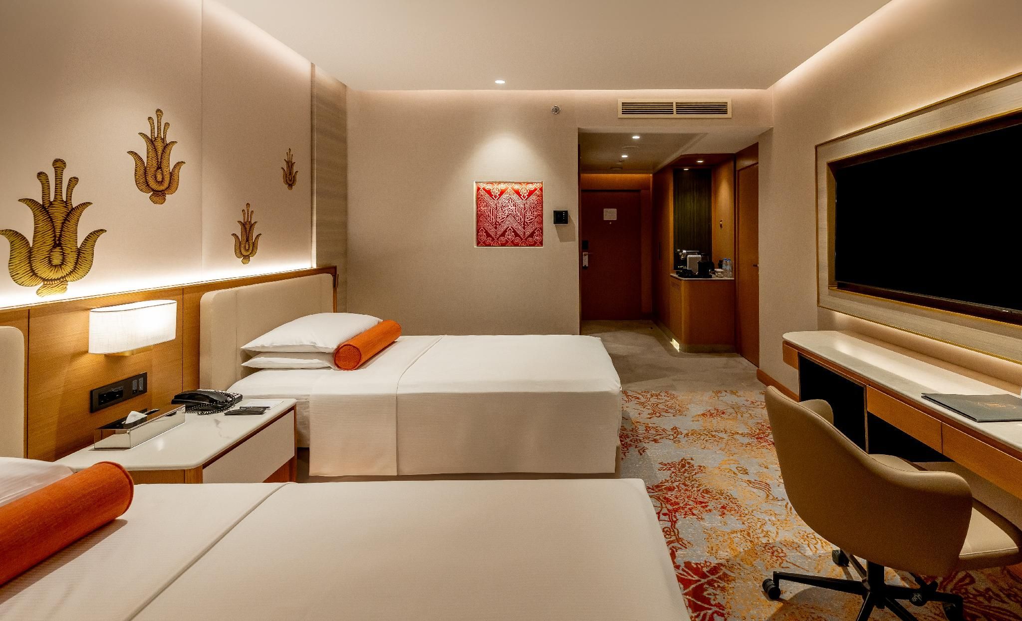 Deluxe King Suite Partial Kaaba View with Living Room - VIP Lounge Access