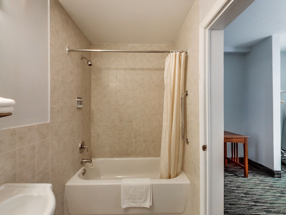 Isabella Hotel and Suites Deluxe Room, 2 Queen Beds 4