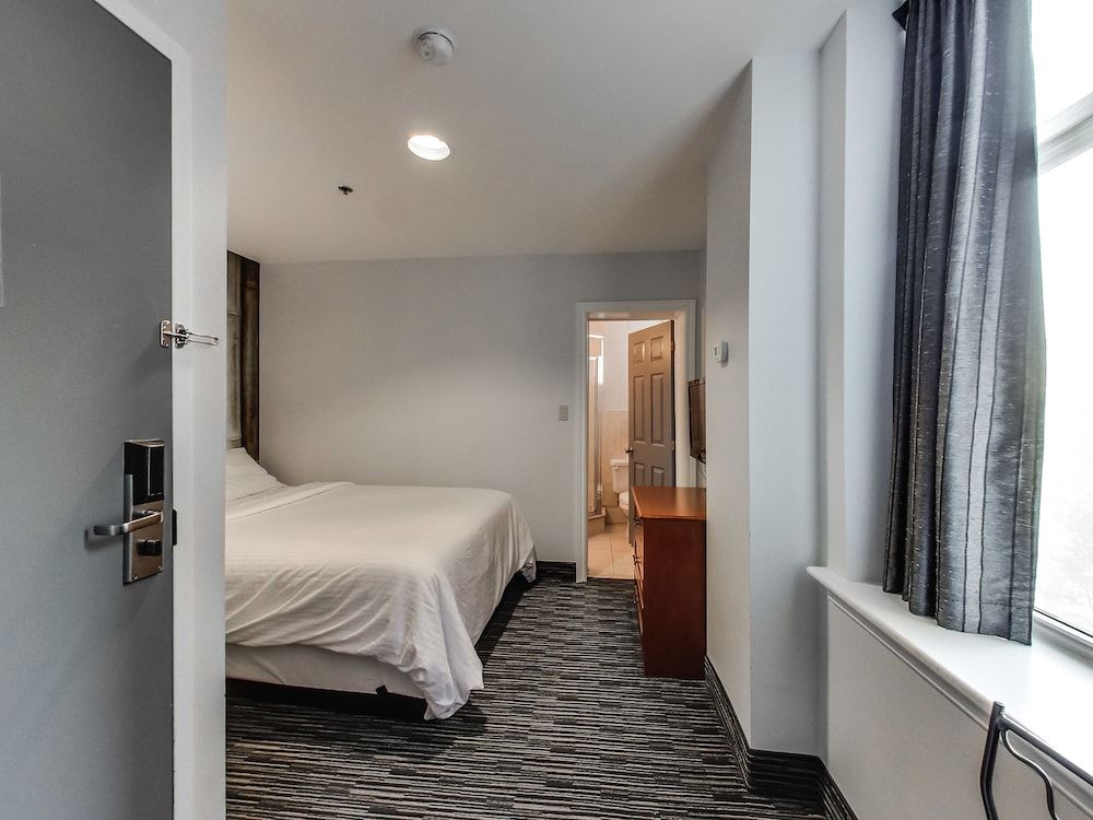 Standard Room, 1 Queen Bed