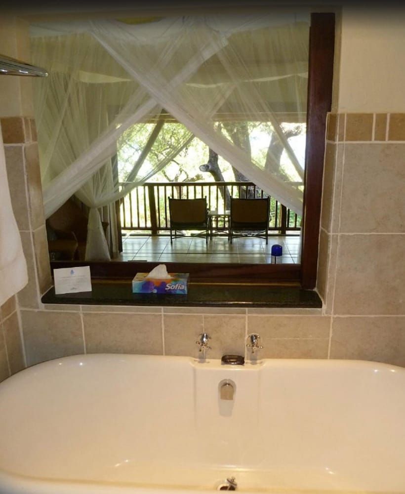 The David Livingstone Safari Lodge & Spa Standard Room, 1 Bedroom, Balcony, River View 4