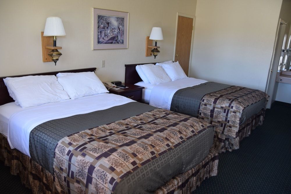National 9 Inn Wellington Standard room w/ two queen beds-smoking 5