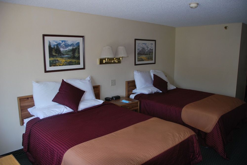 National 9 Inn Wellington Standard room w/ two queen beds-smoking 3