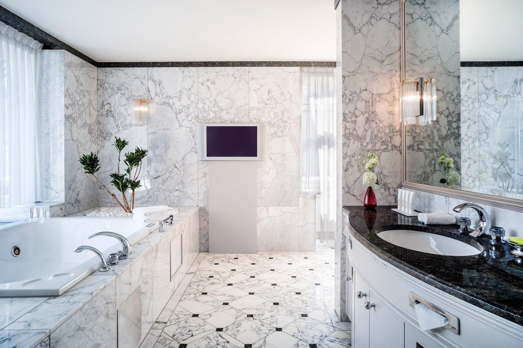Diplomatic Suite, 1 Bedroom Larger Suite, 1 King, City view, Top floor