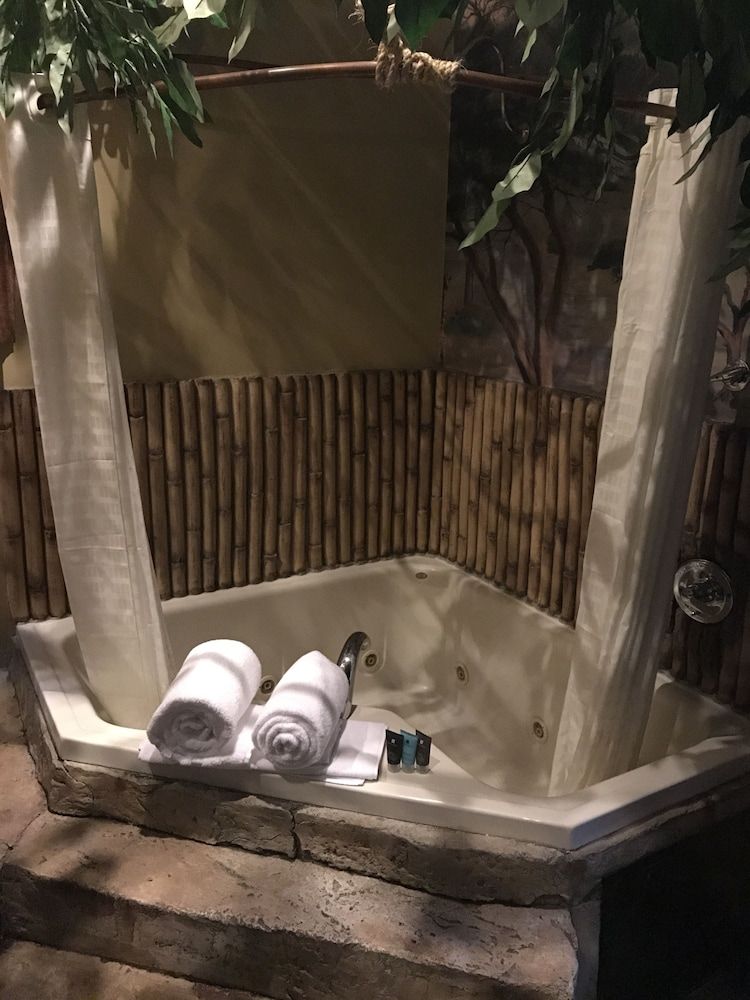 Chateau Avalon Hotel & Spa Castaway Island