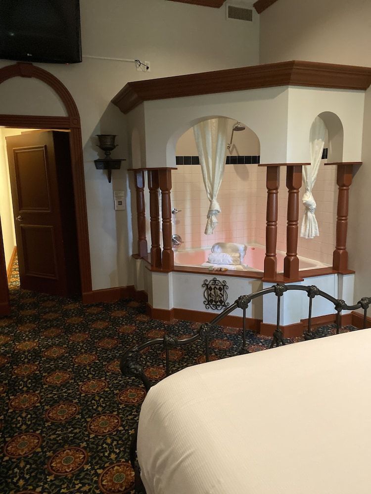 Chateau Avalon Hotel & Spa Buckingham