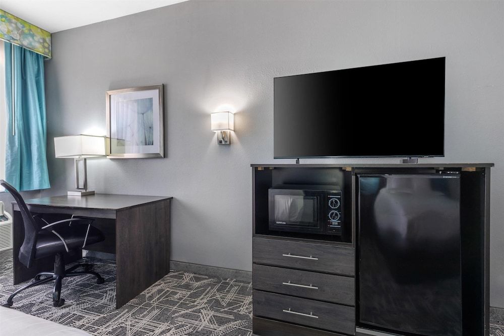 Best Western Executive Inn Standard Room, 2 Queen Beds, Non Smoking, Microwave 4