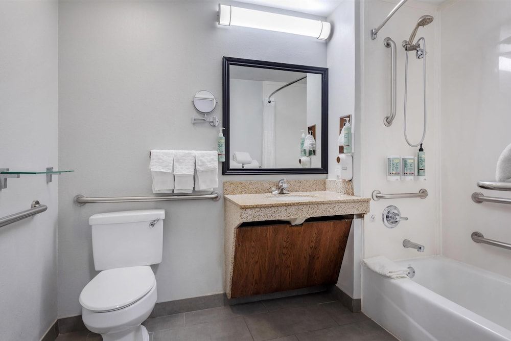 Best Western Executive Inn Standard Room, 2 Queen Beds, Accessible, Refrigerator & Microwave 3