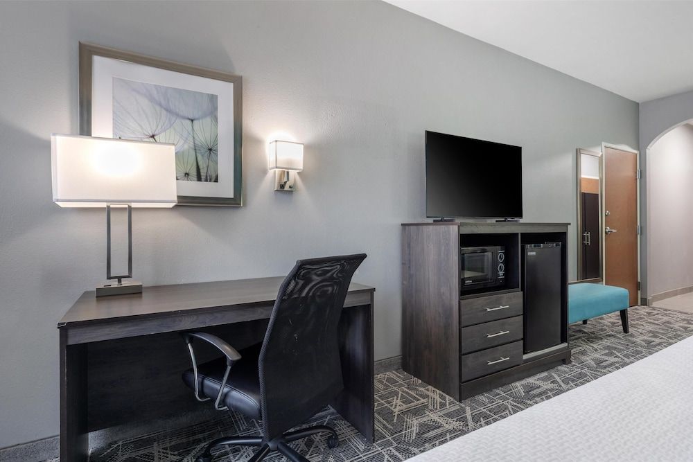 Best Western Executive Inn Suite, 1 King Bed, Accessible, Refrigerator & Microwave (with Sofabed) 3