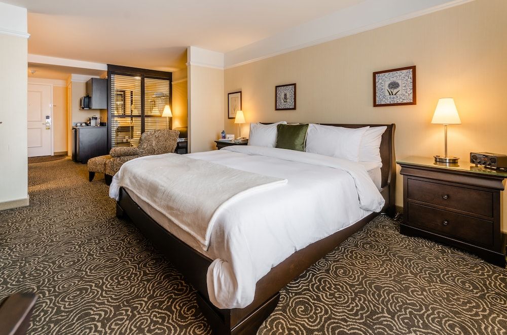 Le St-Martin Hotel & Suites Laval Superior Room, 1 King Bed with Sofa bed 2