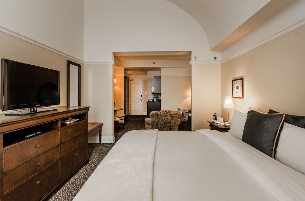 Le St-Martin Hotel & Suites Laval Superior Room, 1 King Bed with Sofa bed 3