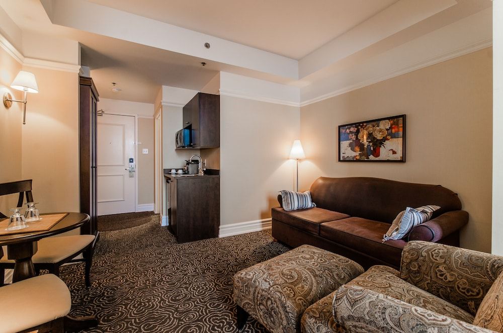 Le St-Martin Hotel & Suites Laval Superior Room, 1 King Bed with Sofa bed 9