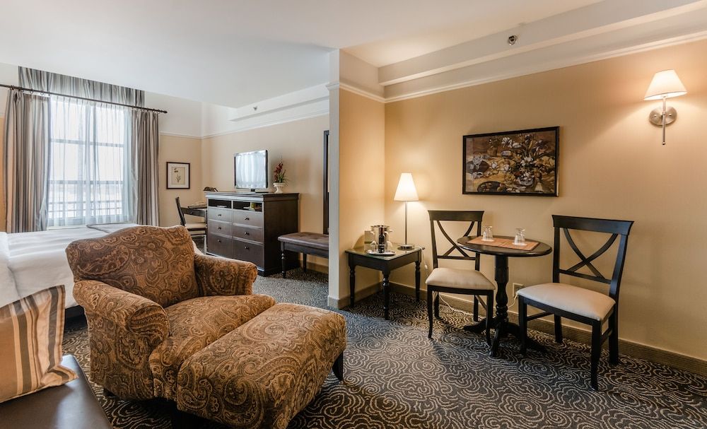 Le St-Martin Hotel & Suites Laval Superior Room, 1 King Bed with Sofa bed 7