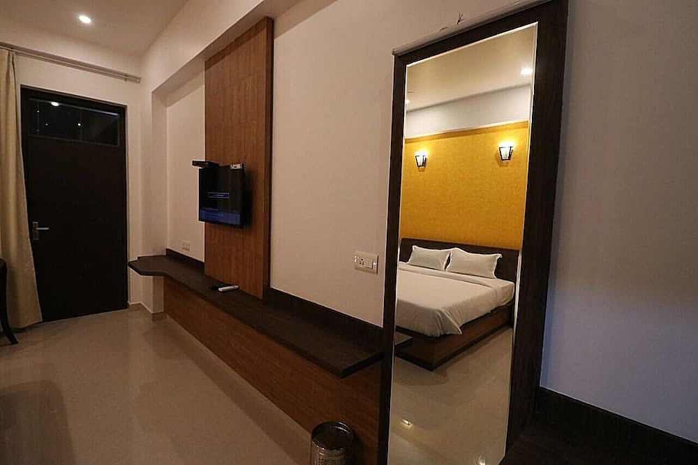 GenX Crescent Lucknow Deluxe Room 8