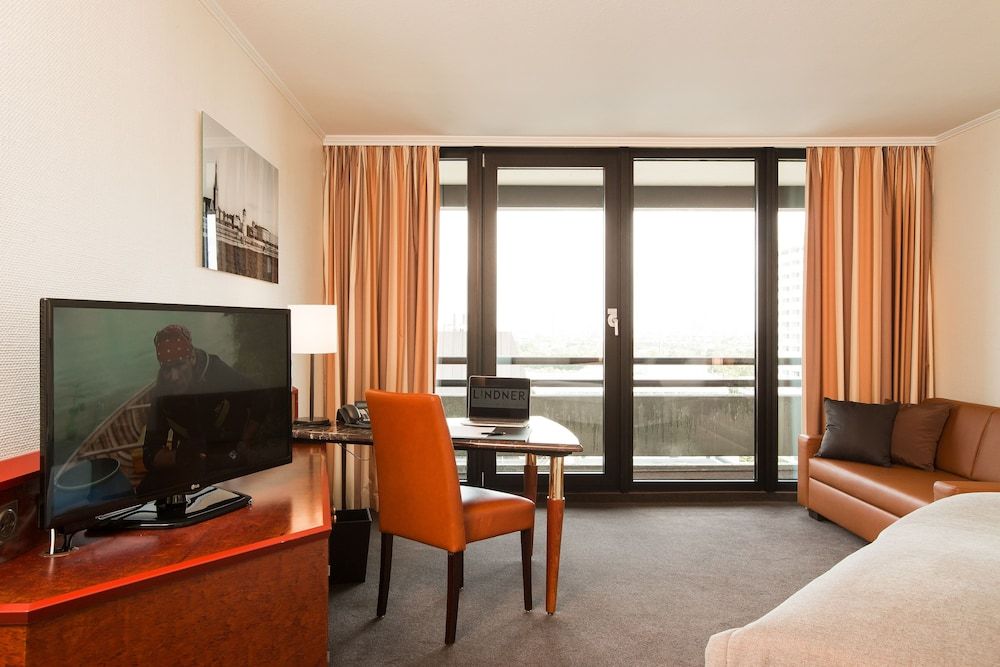 Lindner Hotel Dusseldorf Seestern, part of JdV by Hyatt Room, 1 Queen Bed 10