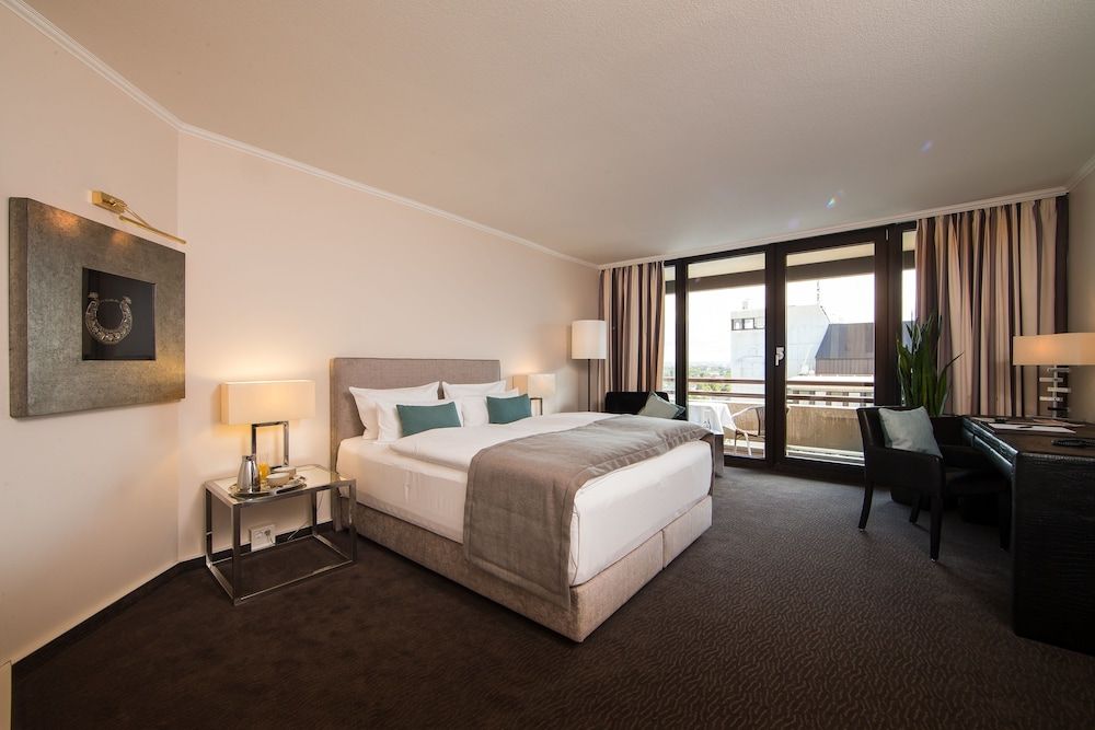 Lindner Hotel Dusseldorf Seestern, part of JdV by Hyatt Room, 1 Queen Bed 7