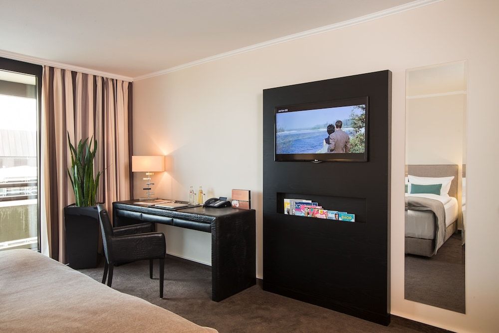 Lindner Hotel Dusseldorf Seestern, part of JdV by Hyatt Room, 1 Queen Bed 9