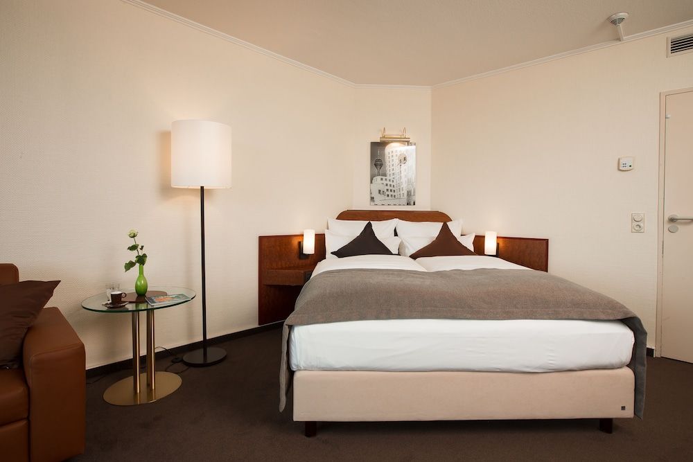 Lindner Hotel Dusseldorf Seestern, part of JdV by Hyatt Room, 1 Queen Bed 3