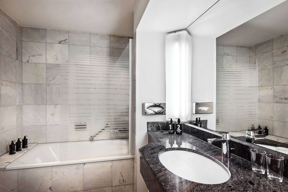 Lindner Hotel Dusseldorf Seestern, part of JdV by Hyatt Room, 1 Queen Bed 8