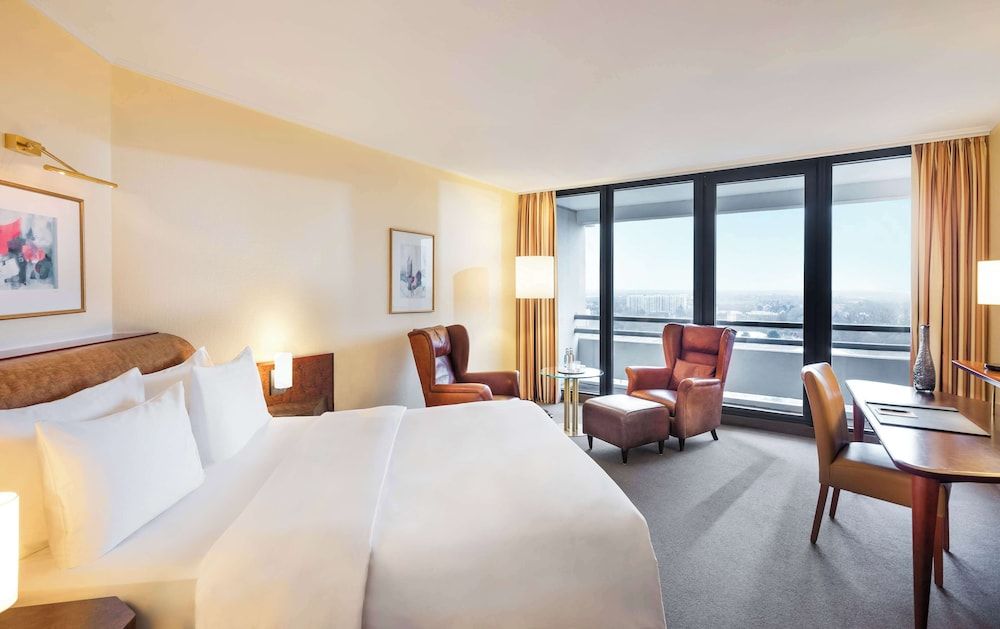 Lindner Hotel Dusseldorf Seestern, part of JdV by Hyatt Room, 1 Queen Bed 4