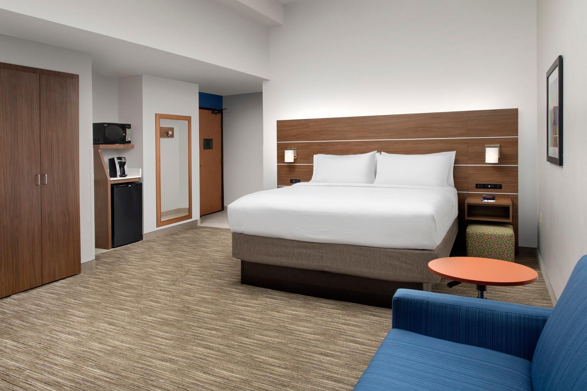 1 King Bed Leisure Non-Smoking