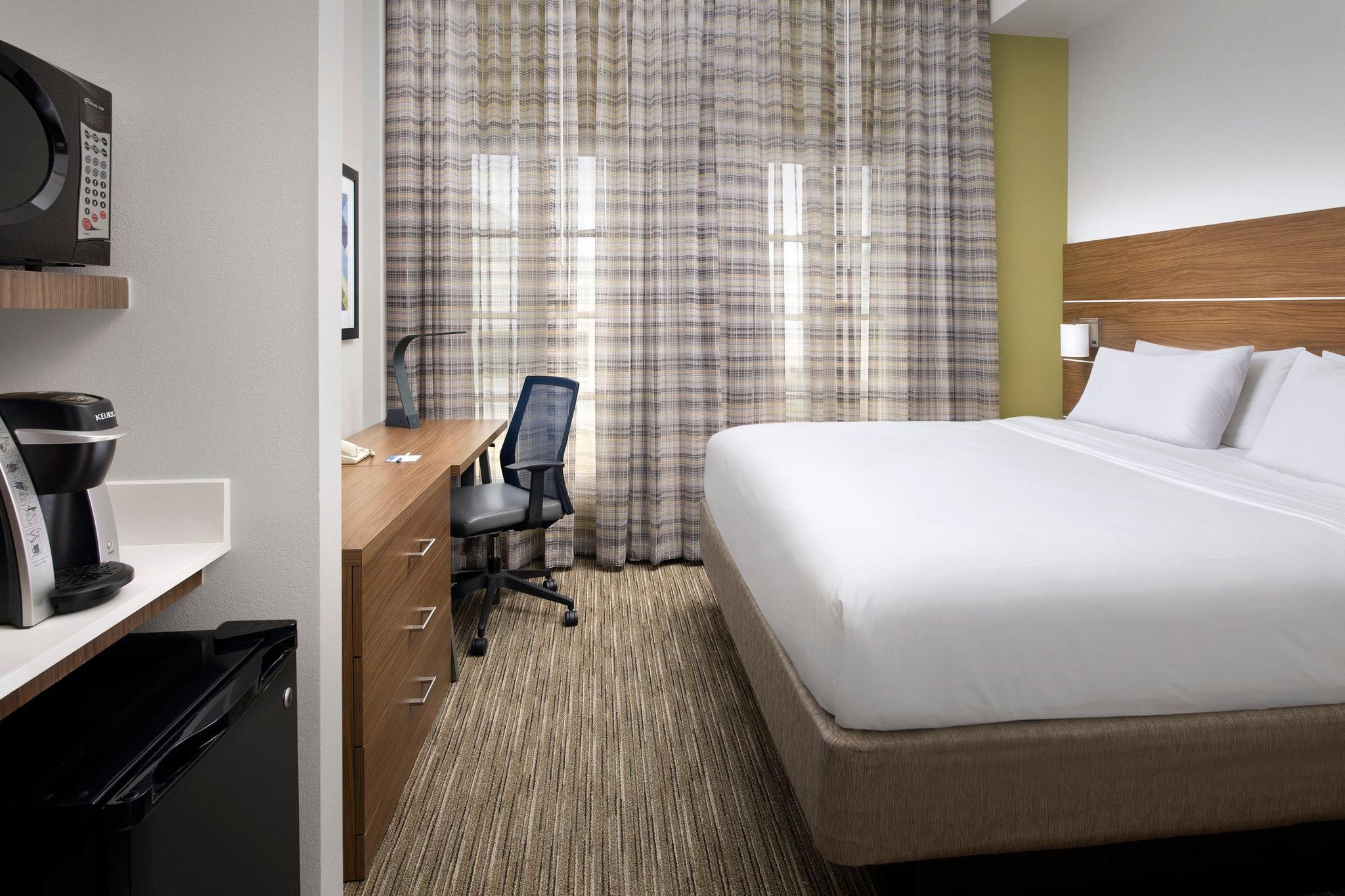 1 King Bed Leisure Non-Smoking