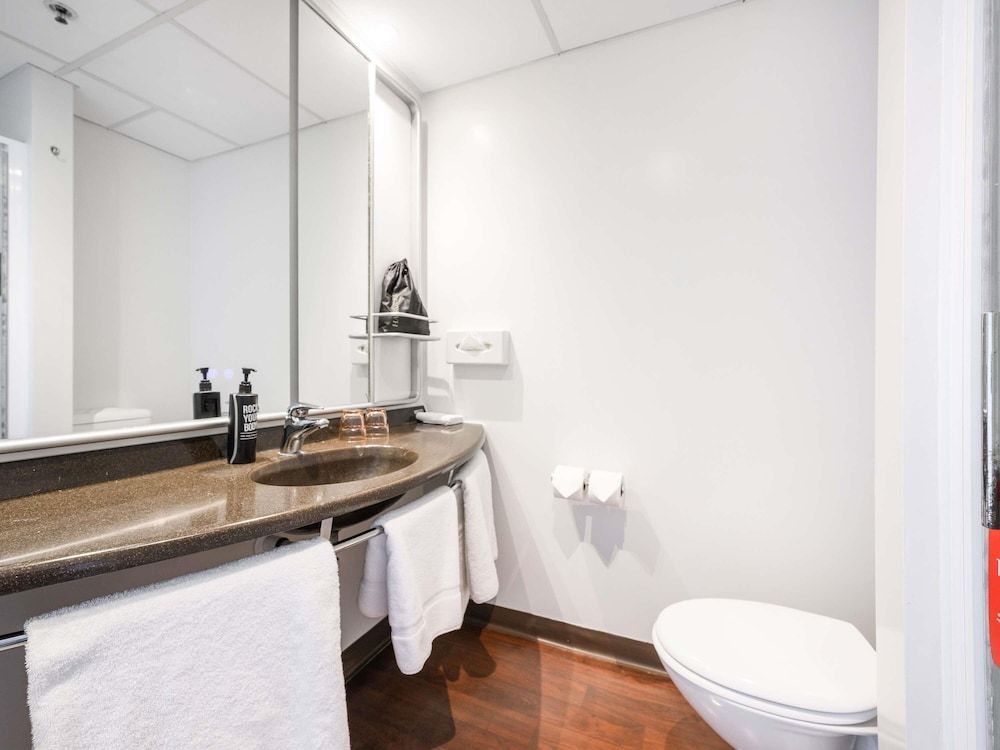 ibis Rotorua Twin Room, 2 Double Beds, City View 10