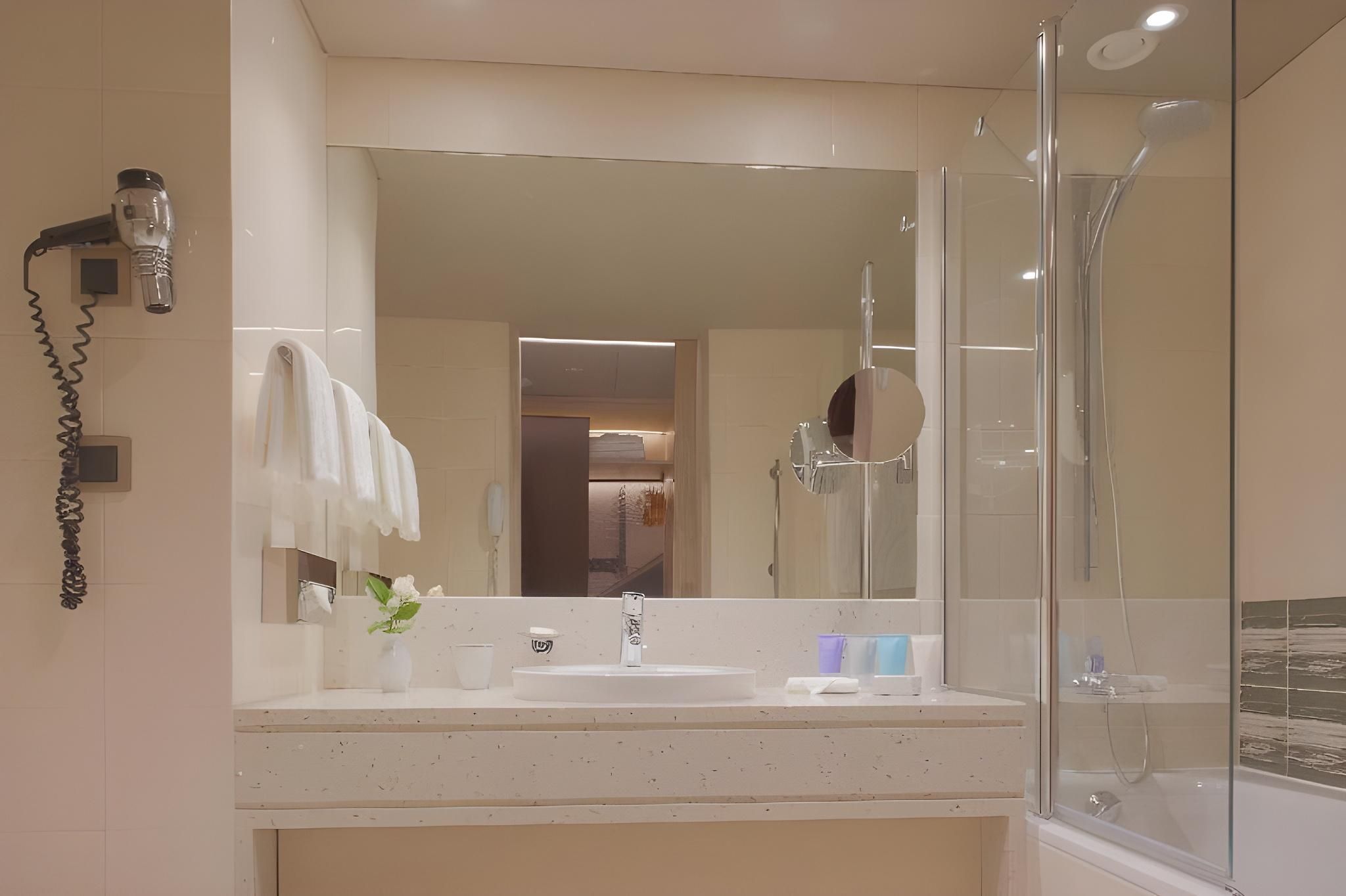 EPIC SANA Marques Hotel Deluxe Suite 5