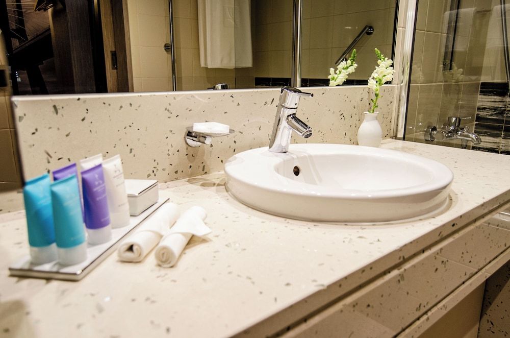 EPIC SANA Marques Hotel Deluxe Suite 4