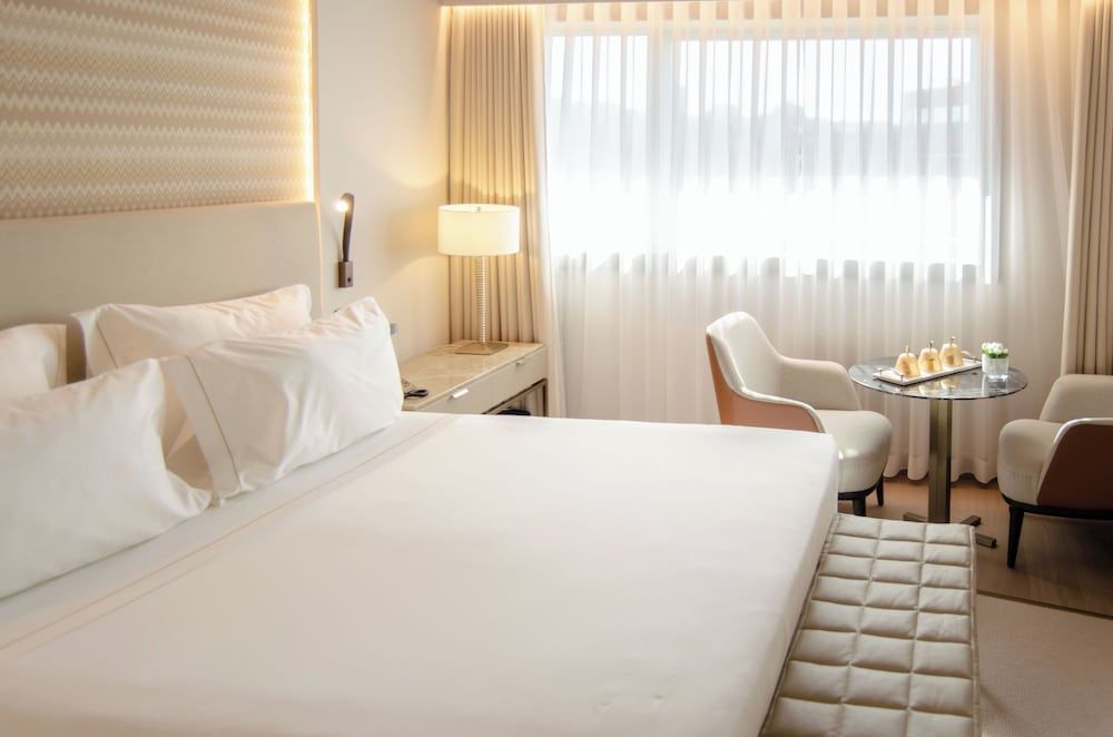 EPIC SANA Marques Hotel Deluxe Suite 3