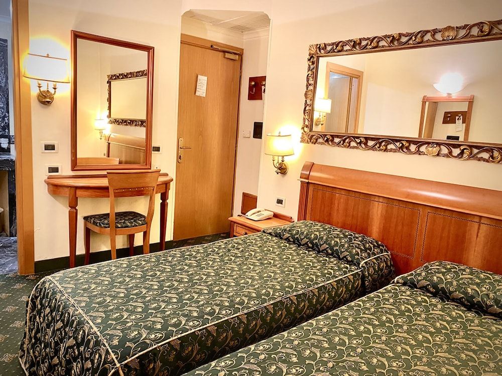 Champagne Palace Hotel Classic Double Room 3