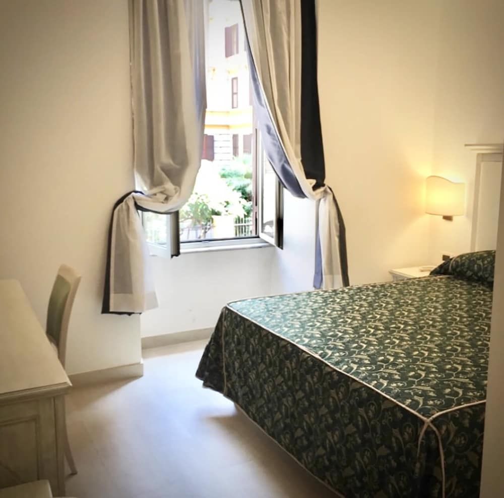 Champagne Palace Hotel Classic Double Room 2