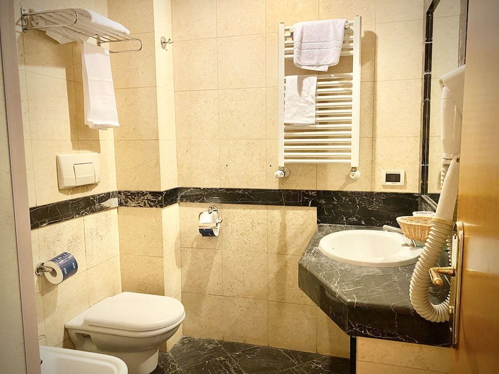 Champagne Palace Hotel Classic Double Room 6