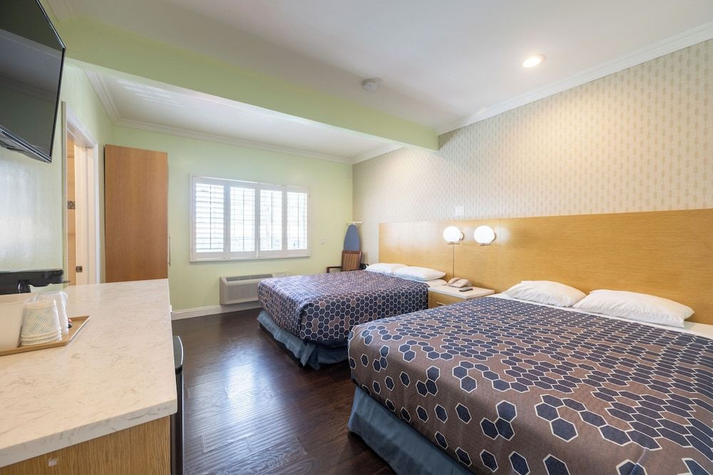 undefined Hollywood City Inn 5